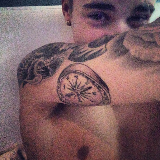 Justin Bieber visar sin nya tatuering. Justin Bieber visar sin nya tatuering.