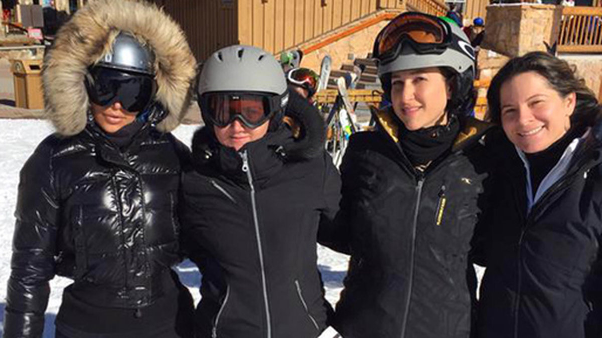 Kim Kardashian och hennes väninnor ska åka skidor.