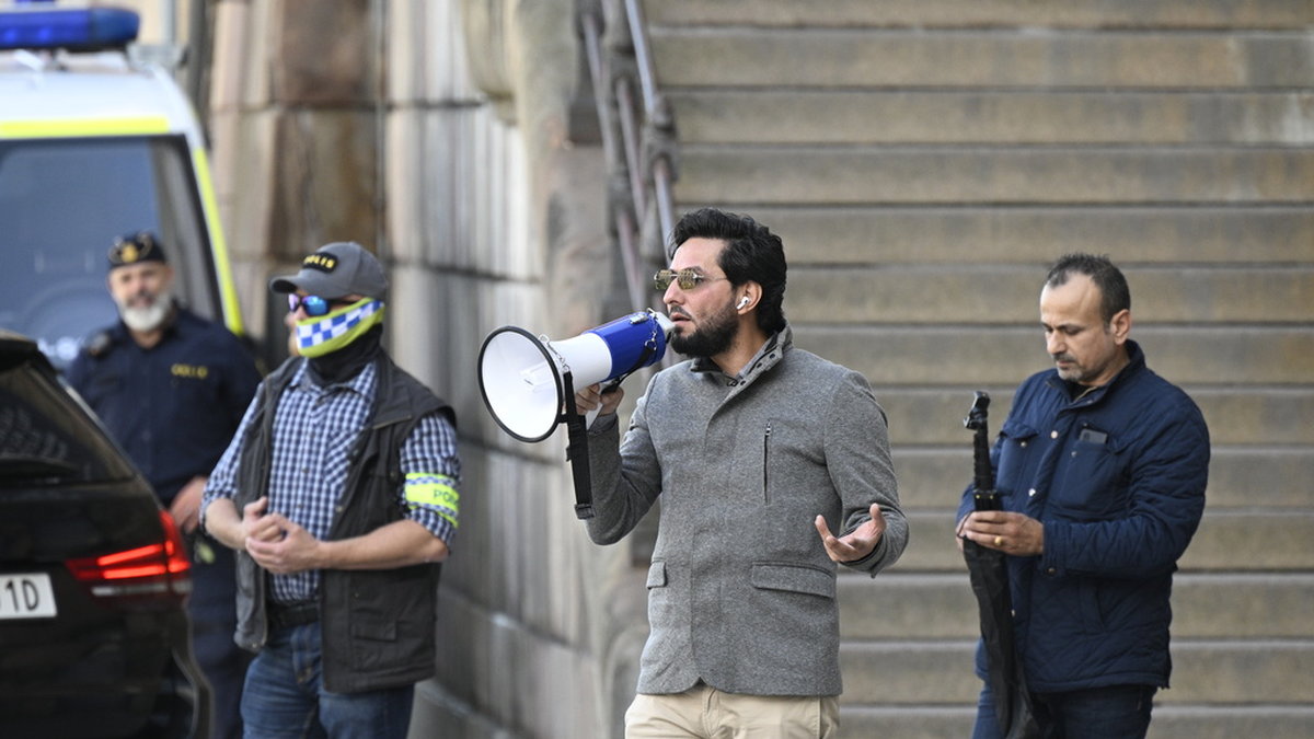Salwan Momika under en demonstration på Mynttorget i Stockholm. Arkivbild.