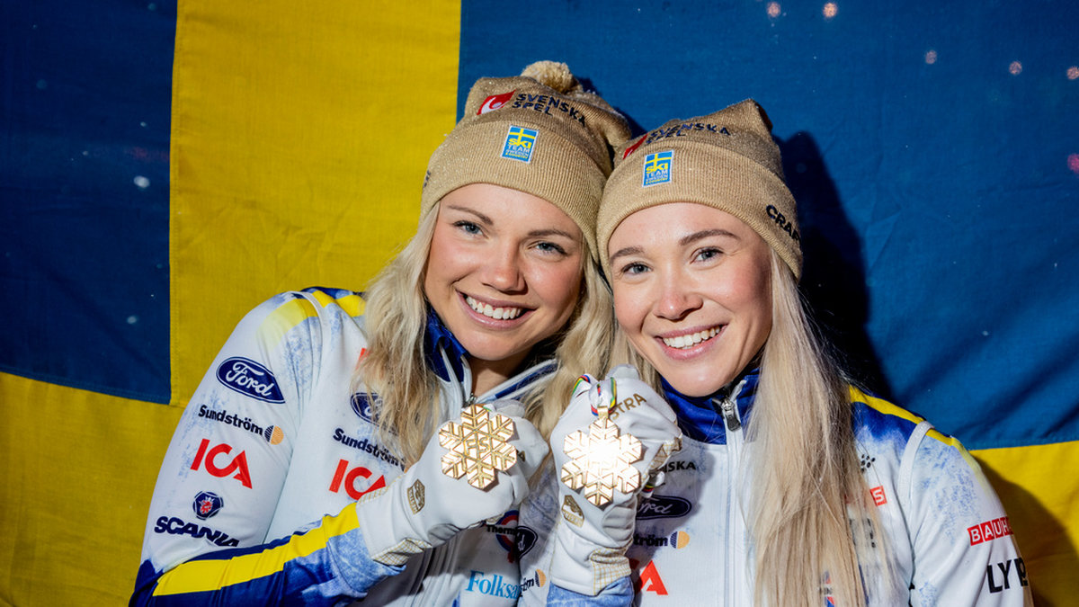 Emma Ribom (till vänster) och Jonna Sundling ordnade svenskt VM-guld i lagsprinten. Nu petas Sundling från den långa stafetten medan Ribom tar en plats.