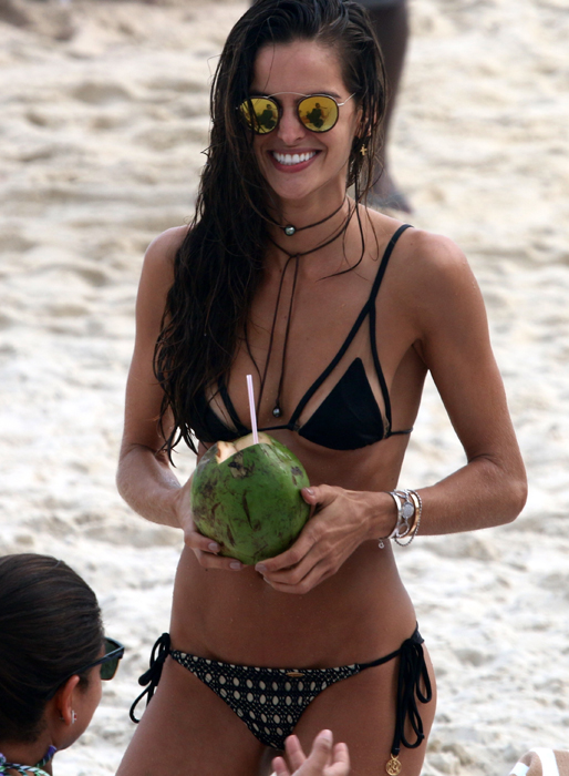 Supermodellen Izabel Goulart njuter av strandlivet i Rio. Supermodellen Izabel Goulart njuter av strandlivet i Rio.