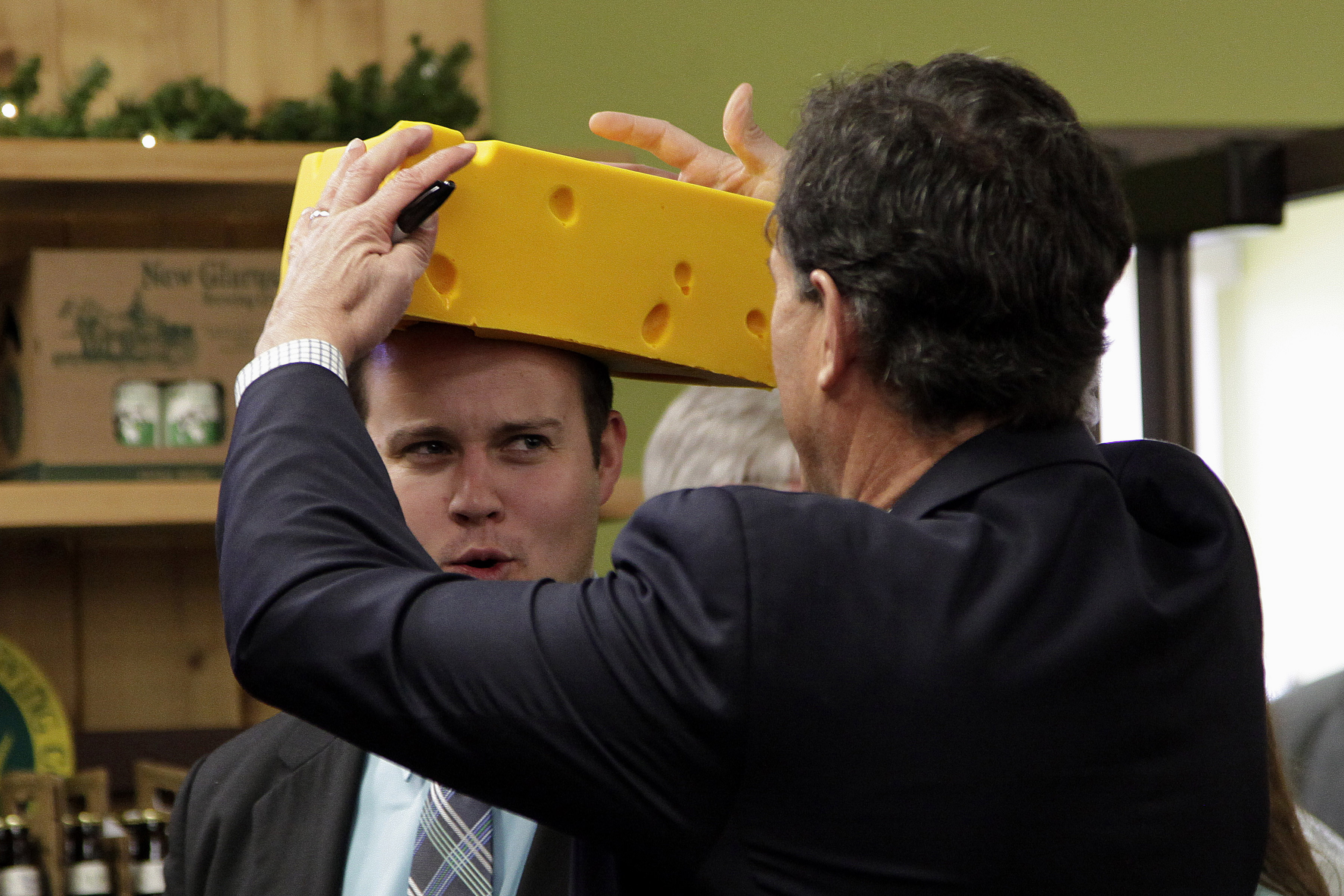 Det hjälpte inte för Santorum att han signerade ost i Wisconsin, som brukar kallas "The Cheese State".