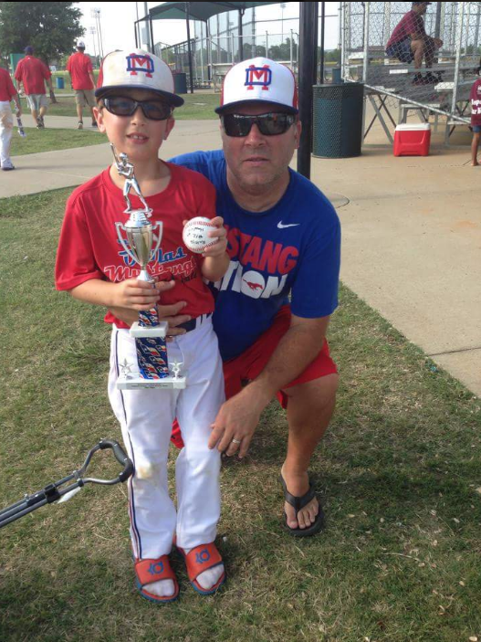 Sonen spelade baseboll hemma i Texas, USA.