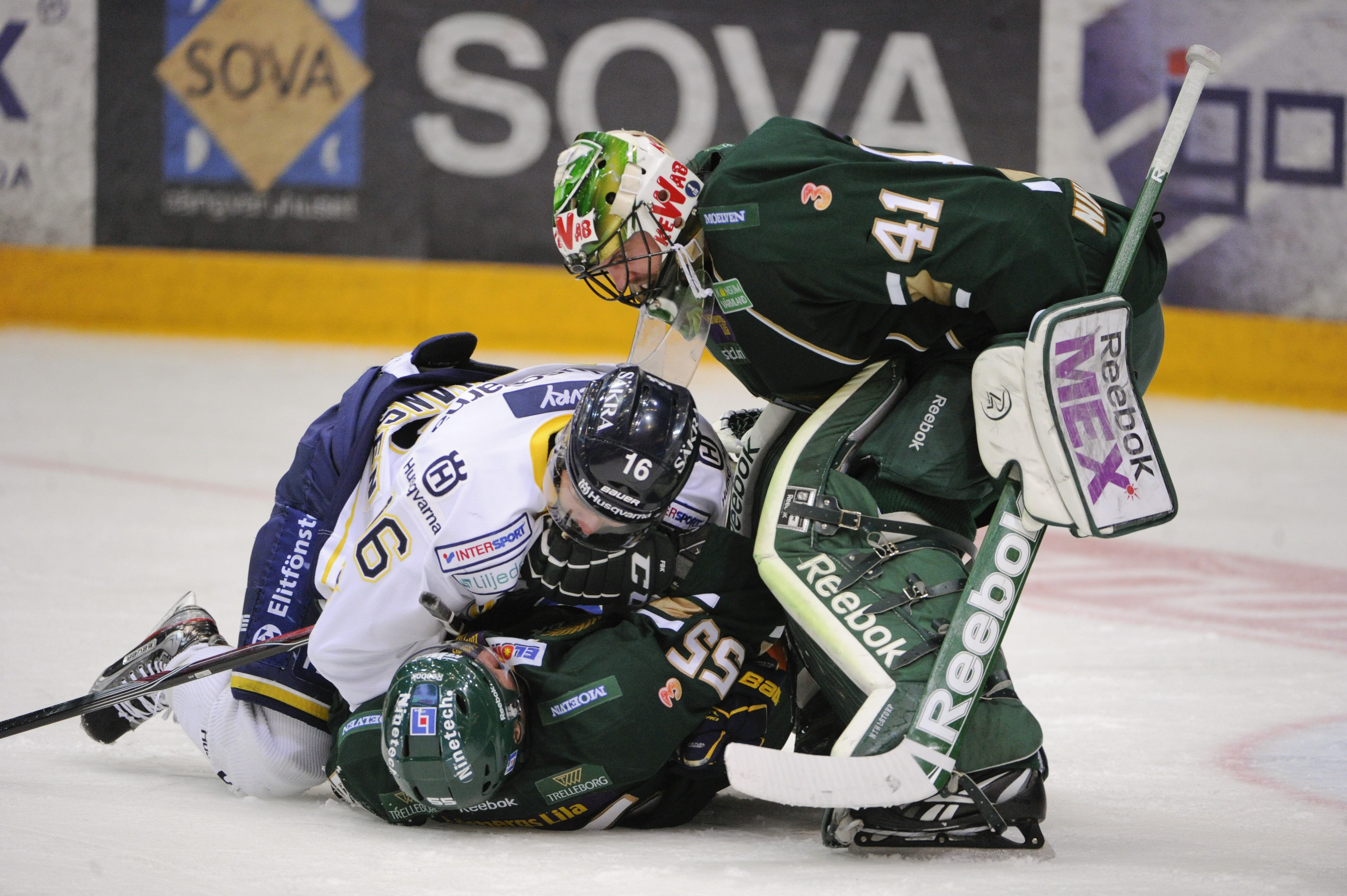 HV:s Tommy Kristiansen FBK:s Martin Sevc bråkar på isen framför målvakten Cristopher Nihlstorp. 
