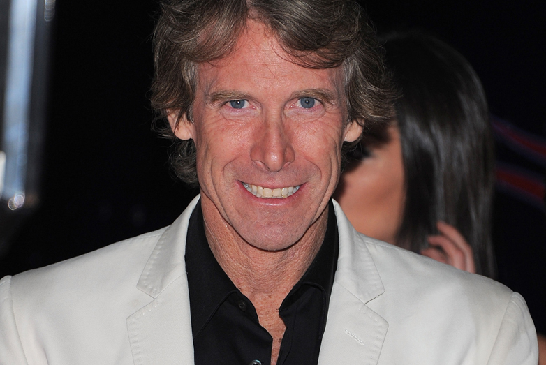 35. Michael Bay tjänar de stora pengarna på sina filmer. 47-åringen är miljonär tack vare succén med "Transformers", bland annat. Men det är inte bara när folk ser filmen som det trillar in pengar - även när man köper leksaker eller annat kring filmen kli 35. Michael Bay tjänar de stora pengarna på sina filmer. 47-åringen är miljonär tack vare succén med "Transformers", bland annat. Men det är inte bara när folk ser filmen som det trillar in pengar - även när man köper leksaker eller annat kring filmen kli