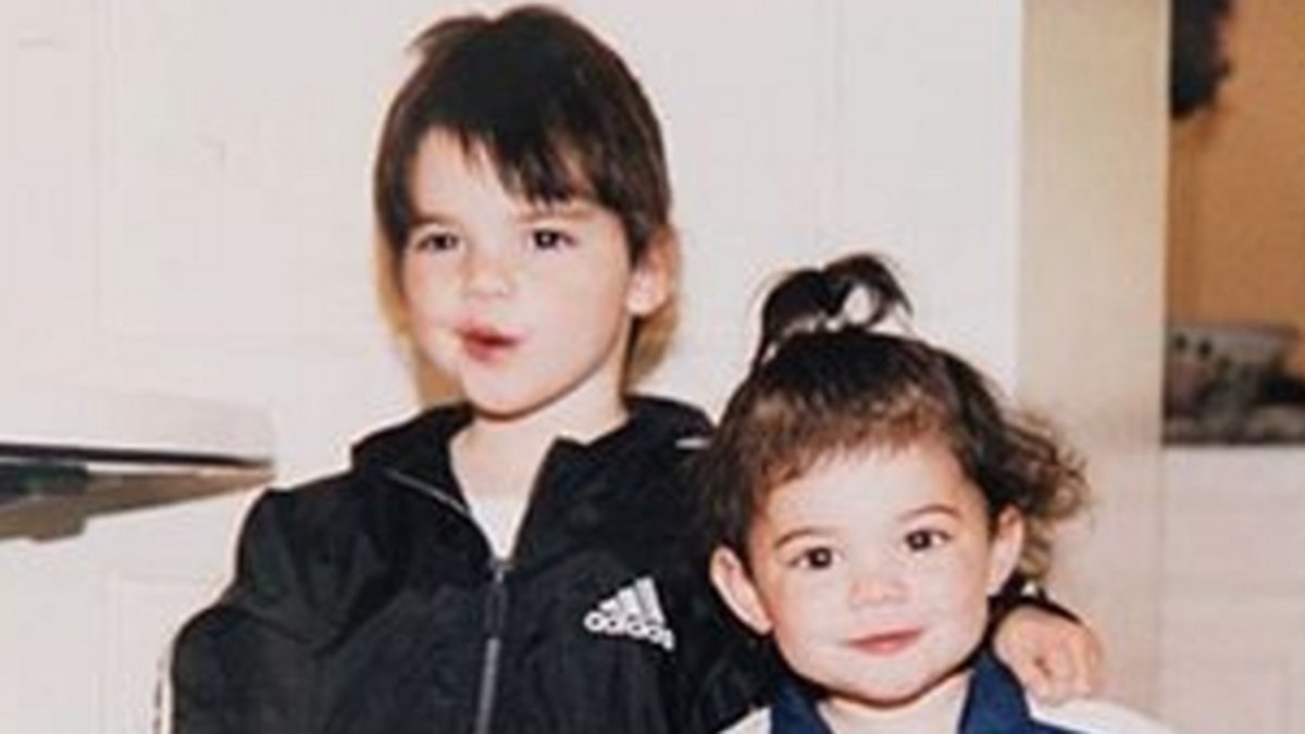 Världens gulligaste throwback?? Kendall och Kylie Jenner som små i matchande Adidas-outifts. 