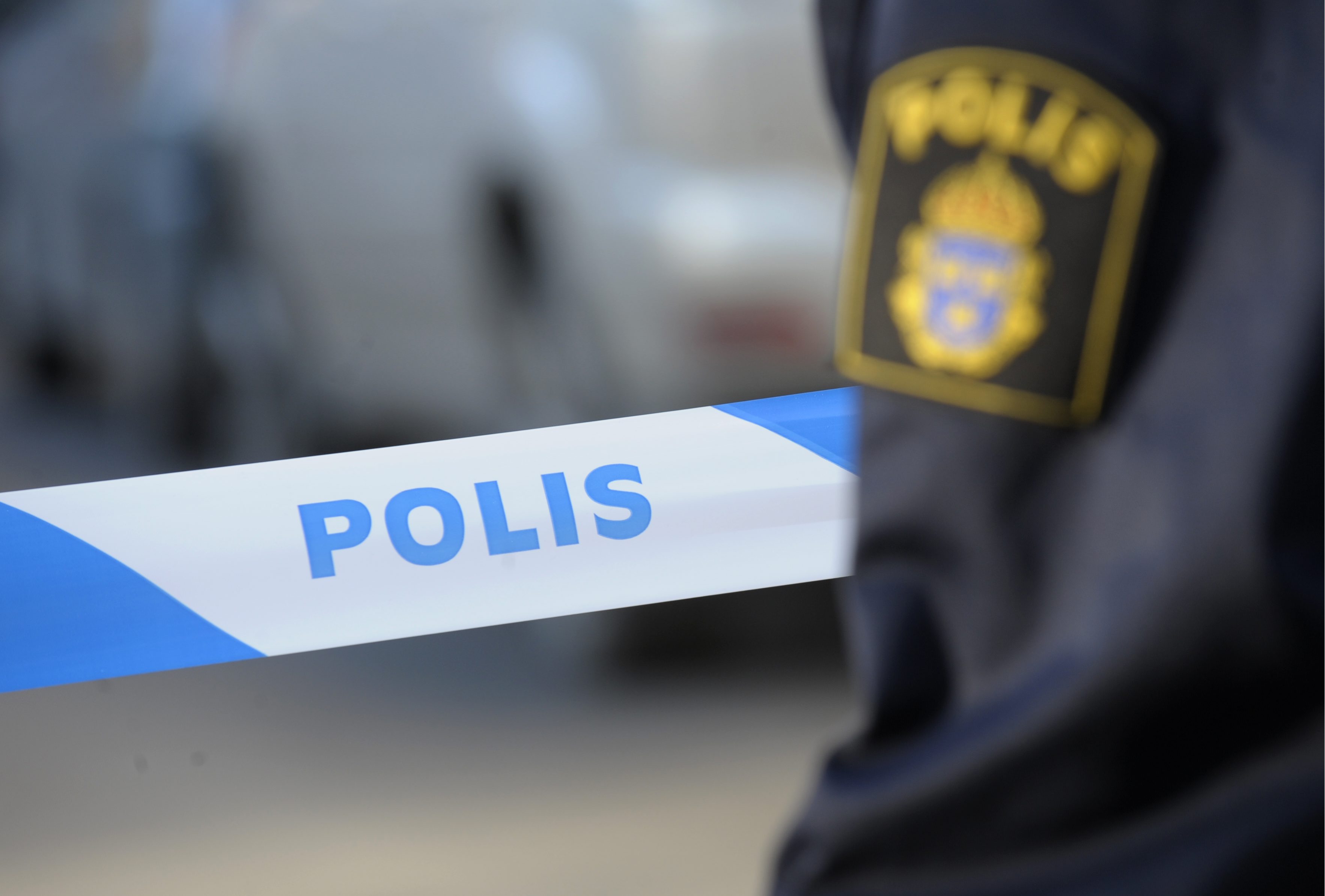 Polisen spärrade av huset, som ligger på landsbyggden utanför Lidköping, för teknisk undersökning.