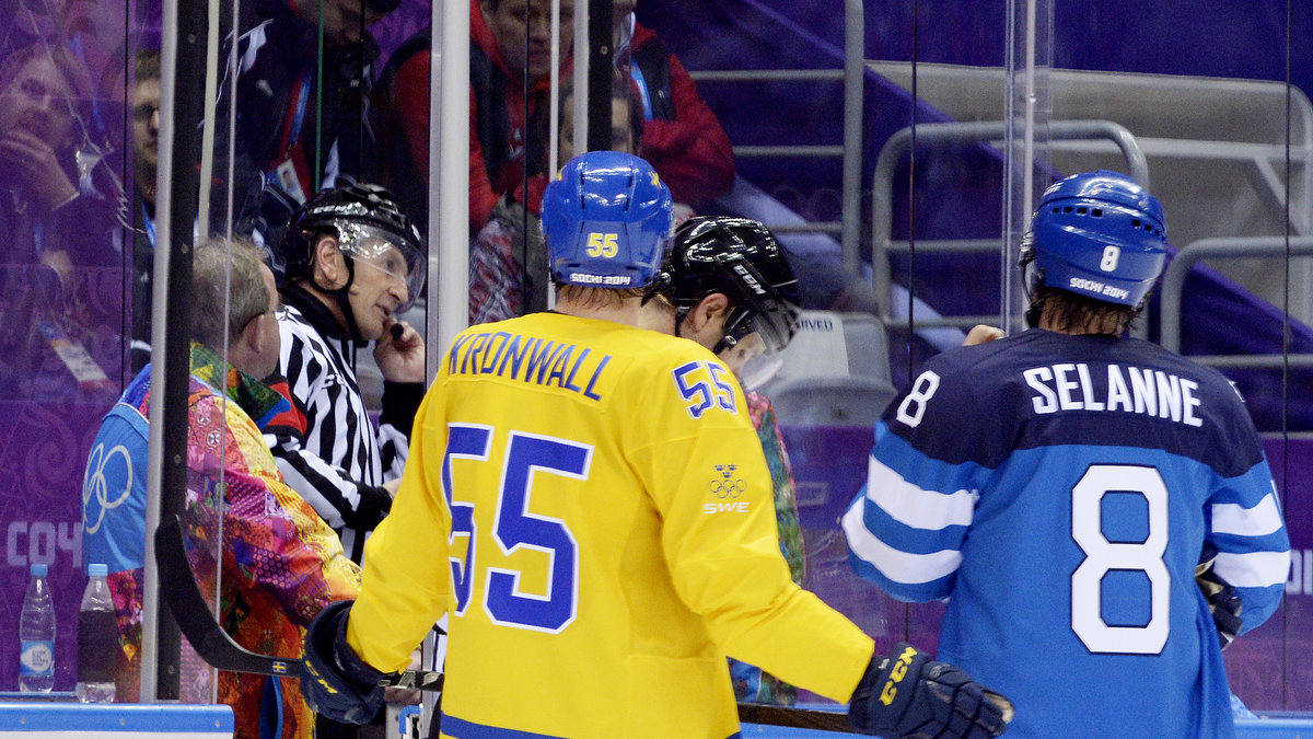 Men det var Finland som tog ledningen efter att domarna videogranskat Ollie Jokinens skott mot Lundqvist.