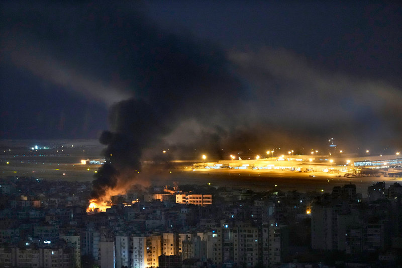 Rök stiger efter en israelisk flygattack mot den libanesiska huvudstaden Beiruts södra förorter på söndagen.