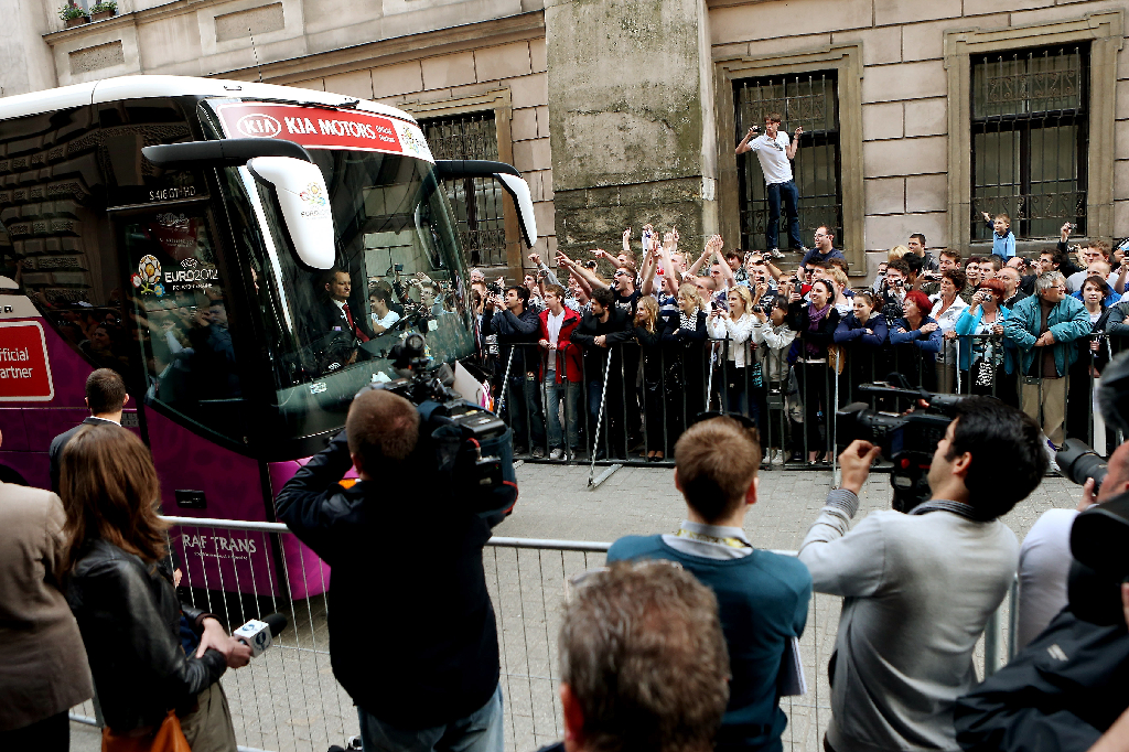 Uppståndelsen var stor när den engelska bussen rullade in framför hotellets entré.