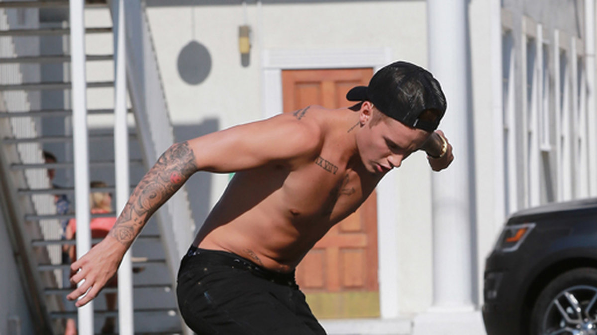 Justin Bieber skejtar för en fotografering i Beverly Hills. 