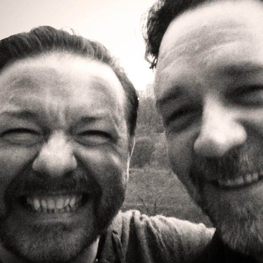 Ricky Gervais och Russell Crowe bondar. Ricky Gervais och Russell Crowe bondar.
