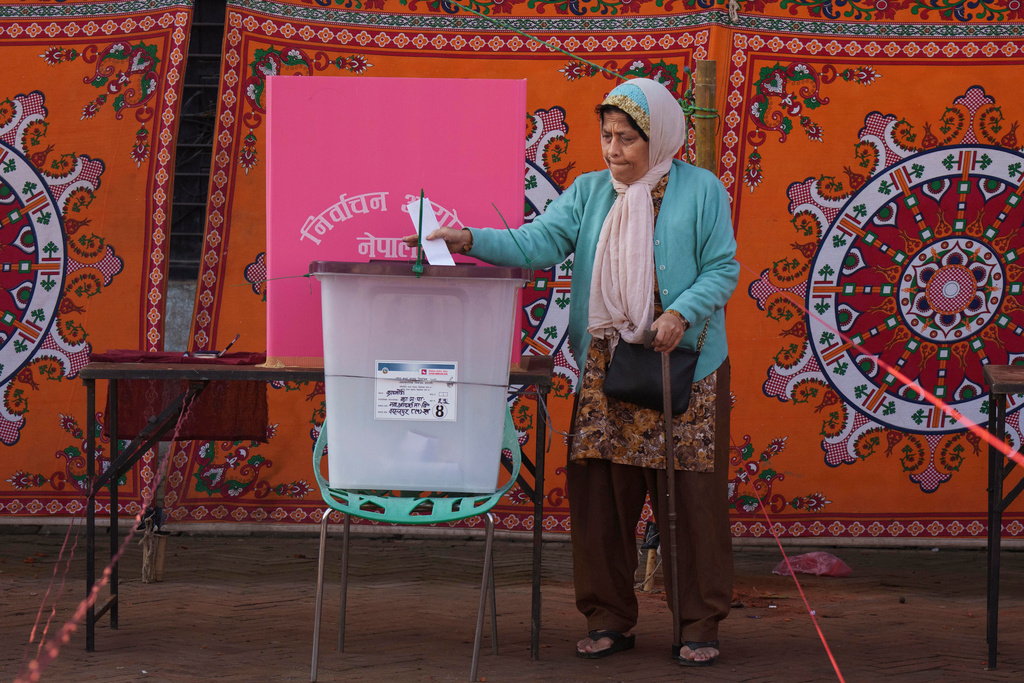 En kvinna lägger sin röst i Nepals huvudstad Katmandu.
