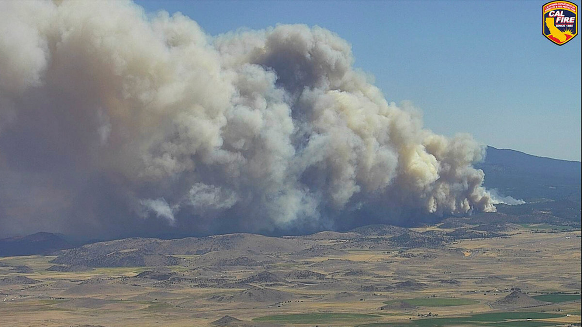En skogsbrand härjar i norra Kalifornien. Omkring 100 bostäder har totalförstört, enligt myndigheterna.