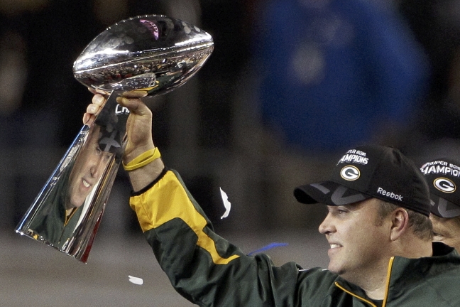 Mike McCarthy håller upp trofén döpt efter Green Bay Packers-legendaren Vince Lombardi.