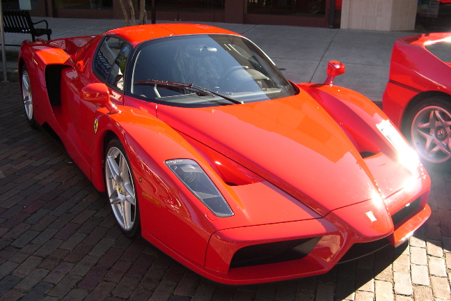 Det må vara dyrt men vilken kille vill inte provköra en Ferrari?