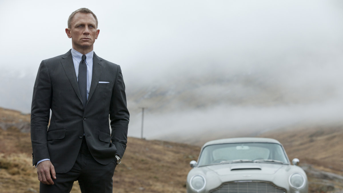 Daniel Craig funderar kanske på om han ska behålla den snygga bilen han kör i filmen.. 