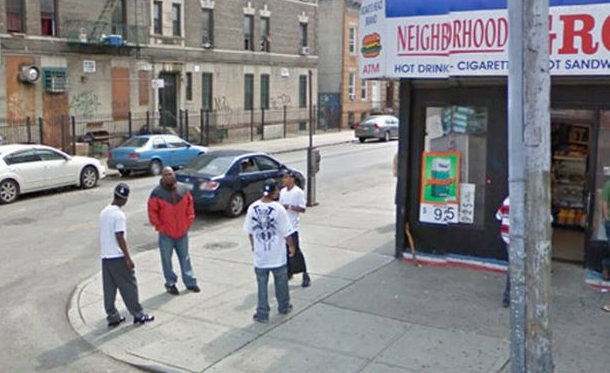 8. Street-bilderna har även hjälpt New York-polisen i kampen mot brott. Den här bilden på misstänkta droglangare fick polisen att starta en utredning. 8. Street-bilderna har även hjälpt New York-polisen i kampen mot brott. Den här bilden på misstänkta droglangare fick polisen att starta en utredning.