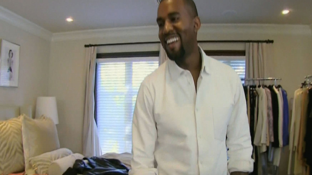 Kanye West skrattar och rensar ut Kims garderob. 