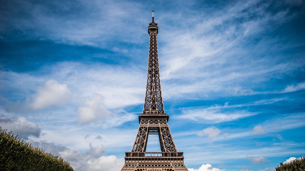 Hur perfekt låter det inte att fria till din älskade under ett upplyst Eiffeltorn? Efter går ni till en av Paris alla romantiska restauranger och firar. Kanske jordgubbar doppade i chockad och lite champagne?  