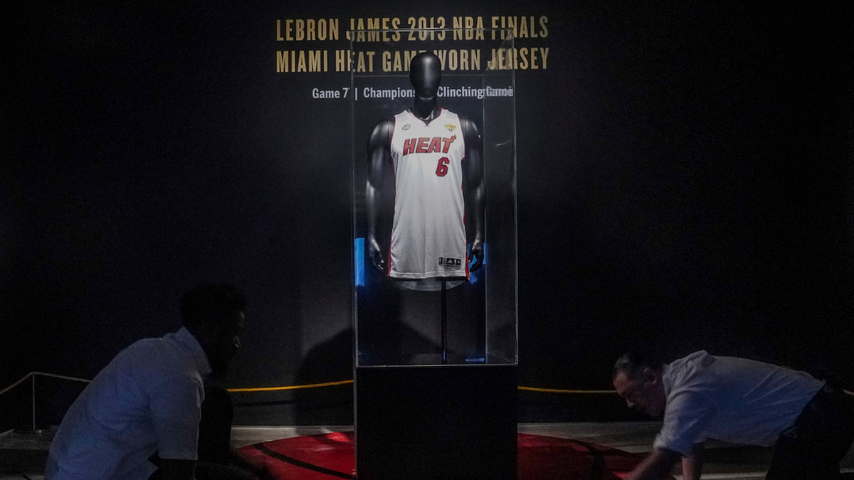 Den amerikanska basktestjärnan LeBron James matchtröja från NBA-finalen 2013 har sålts för mer än 38 miljoner kronor.
