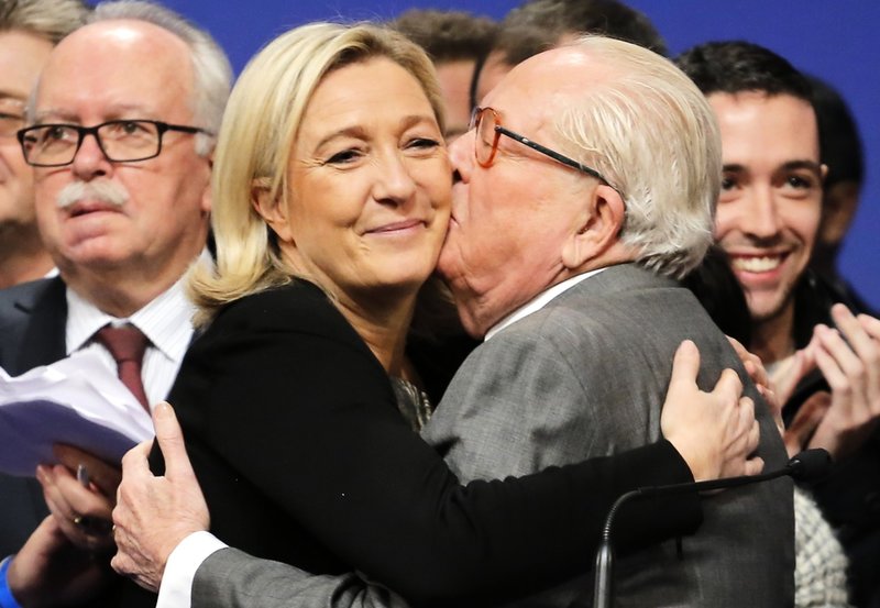 Marine Le Pen får en kindpuss av sin fader Jean-Marie i november 2014. Året efter bryter Marine upp från sin far efter hans upprepningar om att nazisternas gaskammare var en 'detalj i historien'.