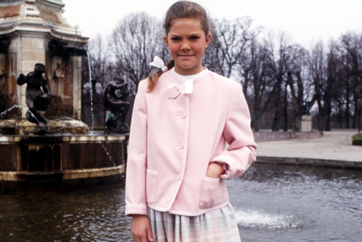 1988. Victoria matchar en rosa kofta tillsammans med en pastellfärgad kjol. Hon blev för ett par år sedan kritiserad för att klä sig för tråkigt men har den senaste tiden fått mycket beröm för sin uppdaterade garderob.