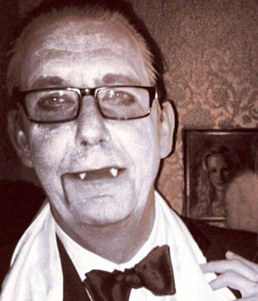 Hasse Aro pudrade fejset vitt och drog fram vampyrtänderna från arkivet. Hasse Aro pudrade fejset vitt och drog fram vampyrtänderna från arkivet.