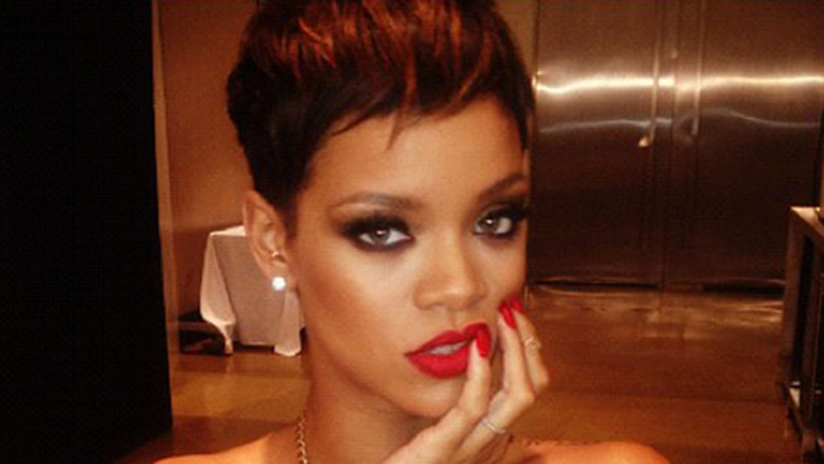 Rihanna med lugg och korta sidor.