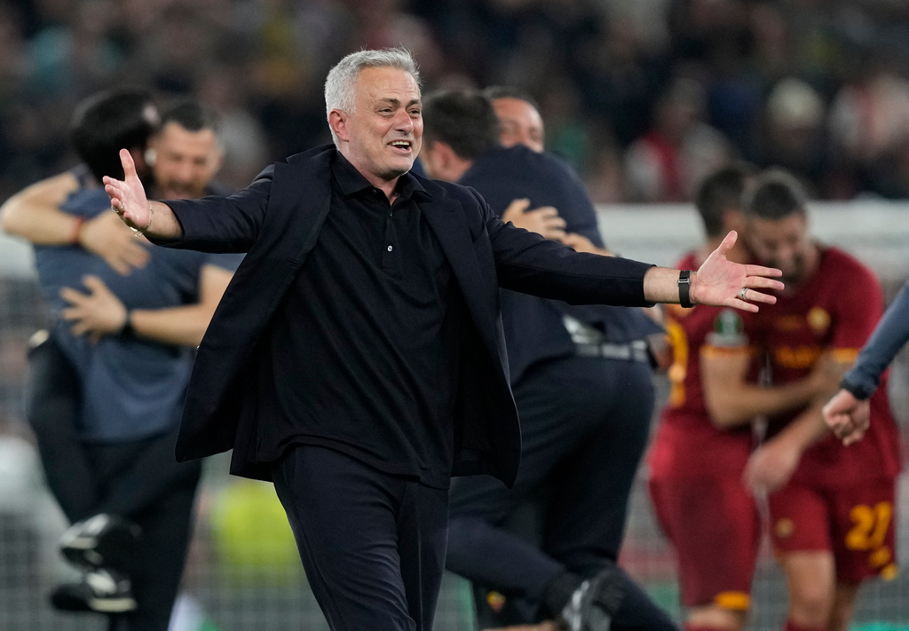 Romas tränare, portugisen Jose Mourinho, jublar åt lagets seger i nya Europa Conference League.
