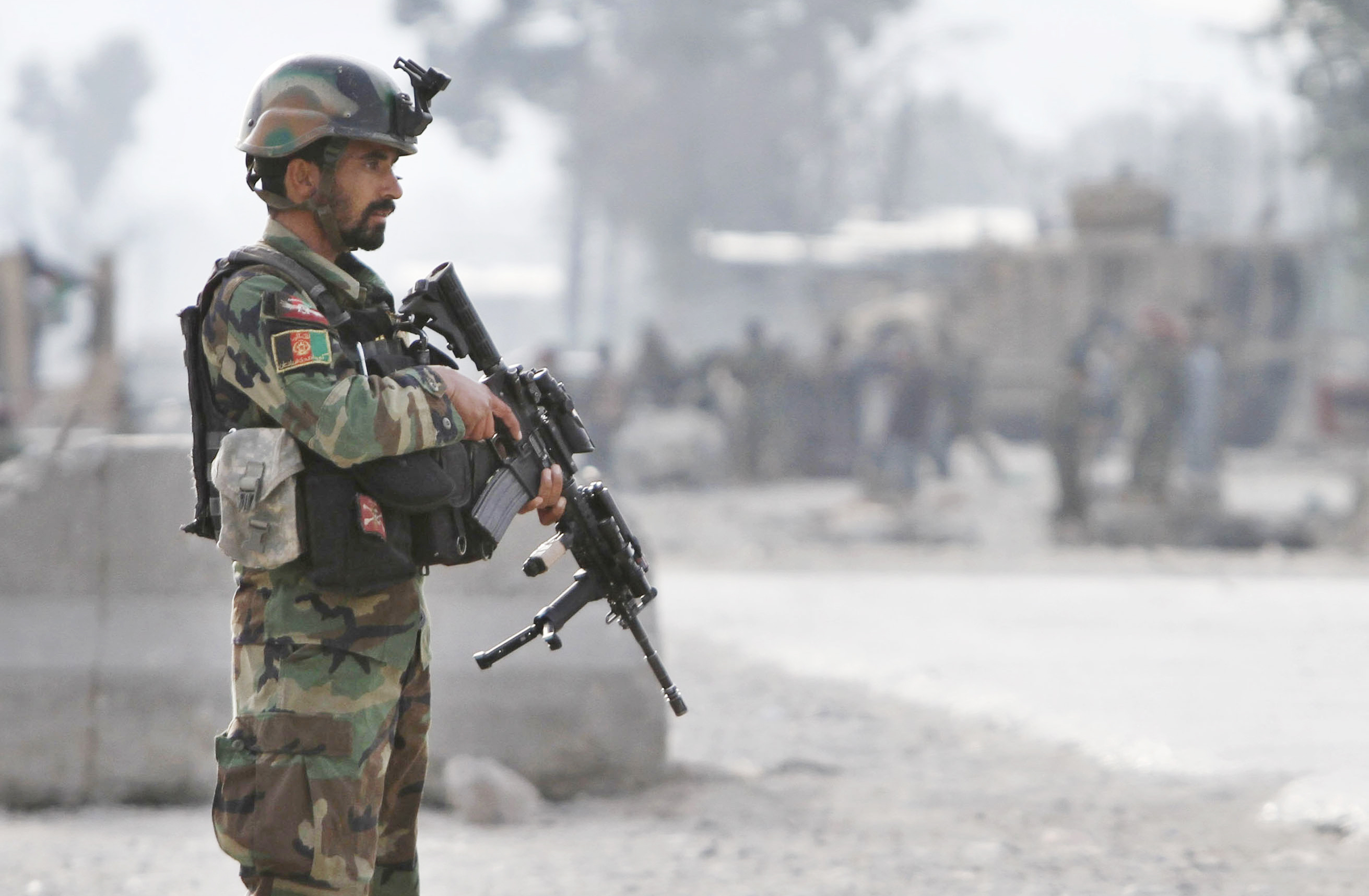En soldad vaktar platsen efter att bomben exploderat. Talibanerna erkänner att de ligger bakom attacken. 