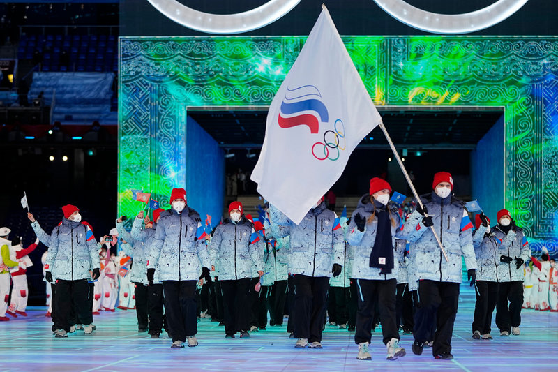 Ryska truppen vid OS-invigningen i Peking 2022. Frågan är om – och i så fall hur många – ryssar som får tävla i Milano och Cortina om ett år. Arkivbild.