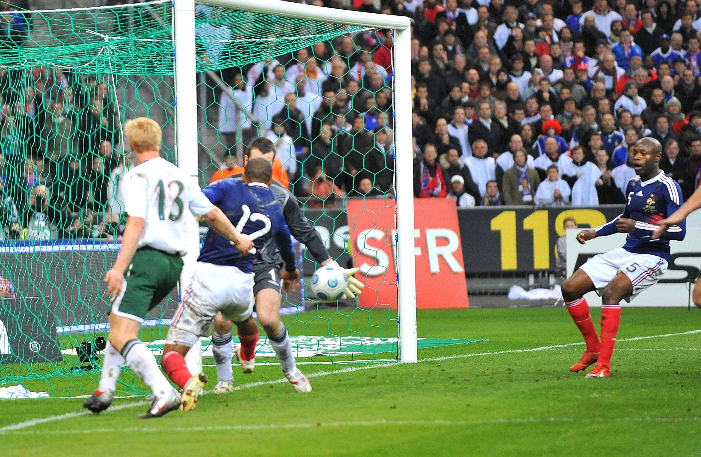 Frankrikes anfallare Thierry Henry utreds för handsbollen mot Irland. 