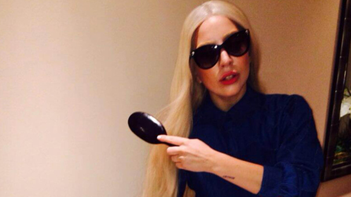 Lady Gaga borstar håret på språng.