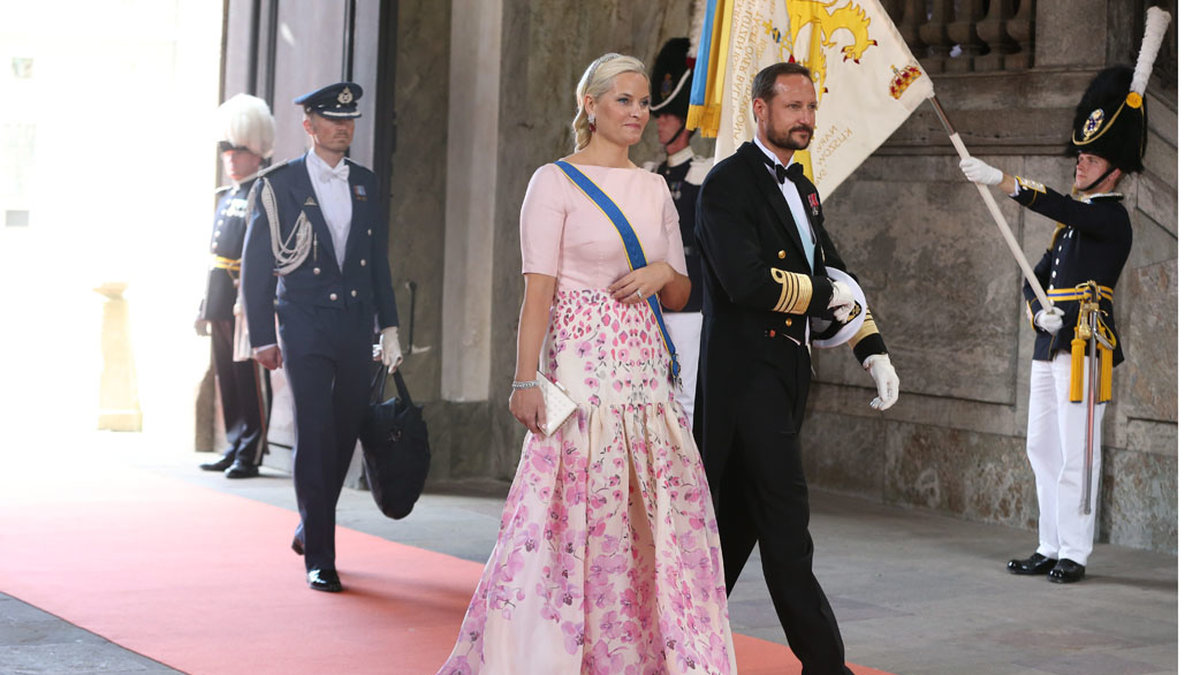 Kronprinsessan Mette-Märit bar en rosa något annorlunda klänning med tryckta blommor. 