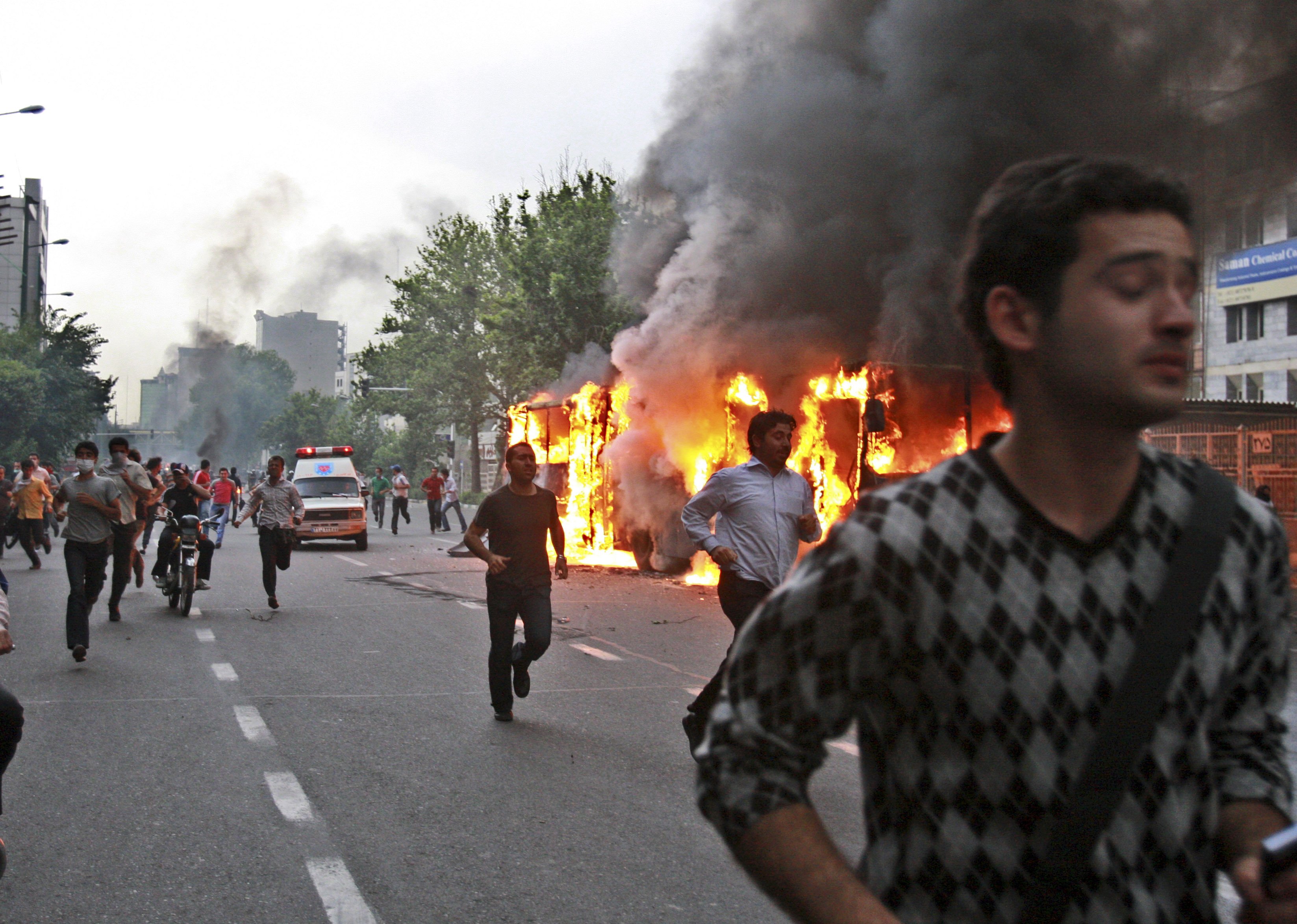 Protesterna slogs ned hårt av den iranska statsapparaten. Här jagas demonstranter av kravallpolis.