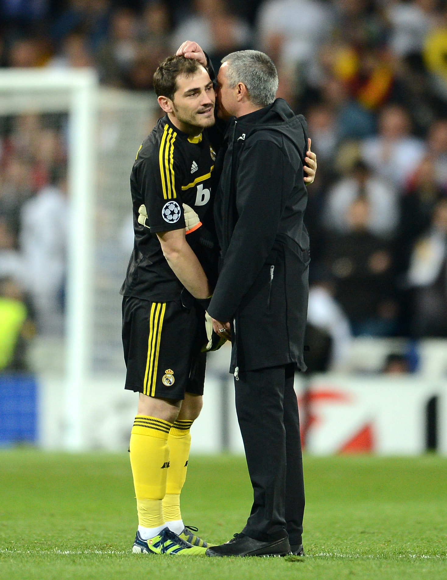 Mourinho ger Casillas instruktioner inför straffläggningen.
