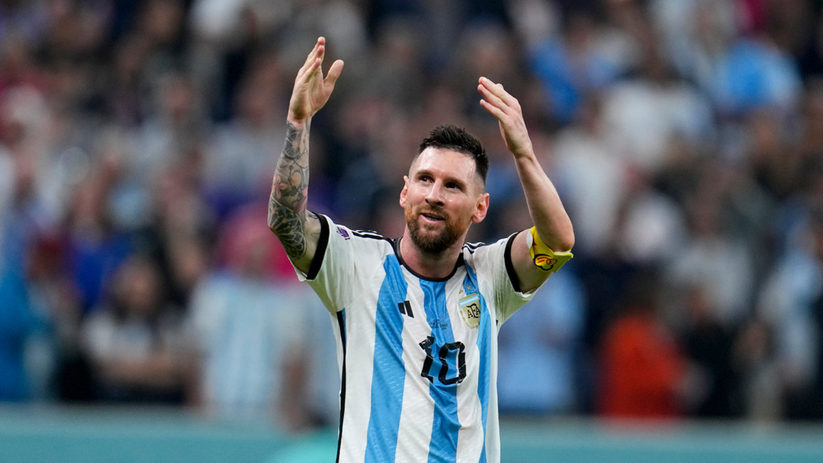 Lionel Messi är omåttligt populär, nu har hans tröja sålt slut i hela världen.