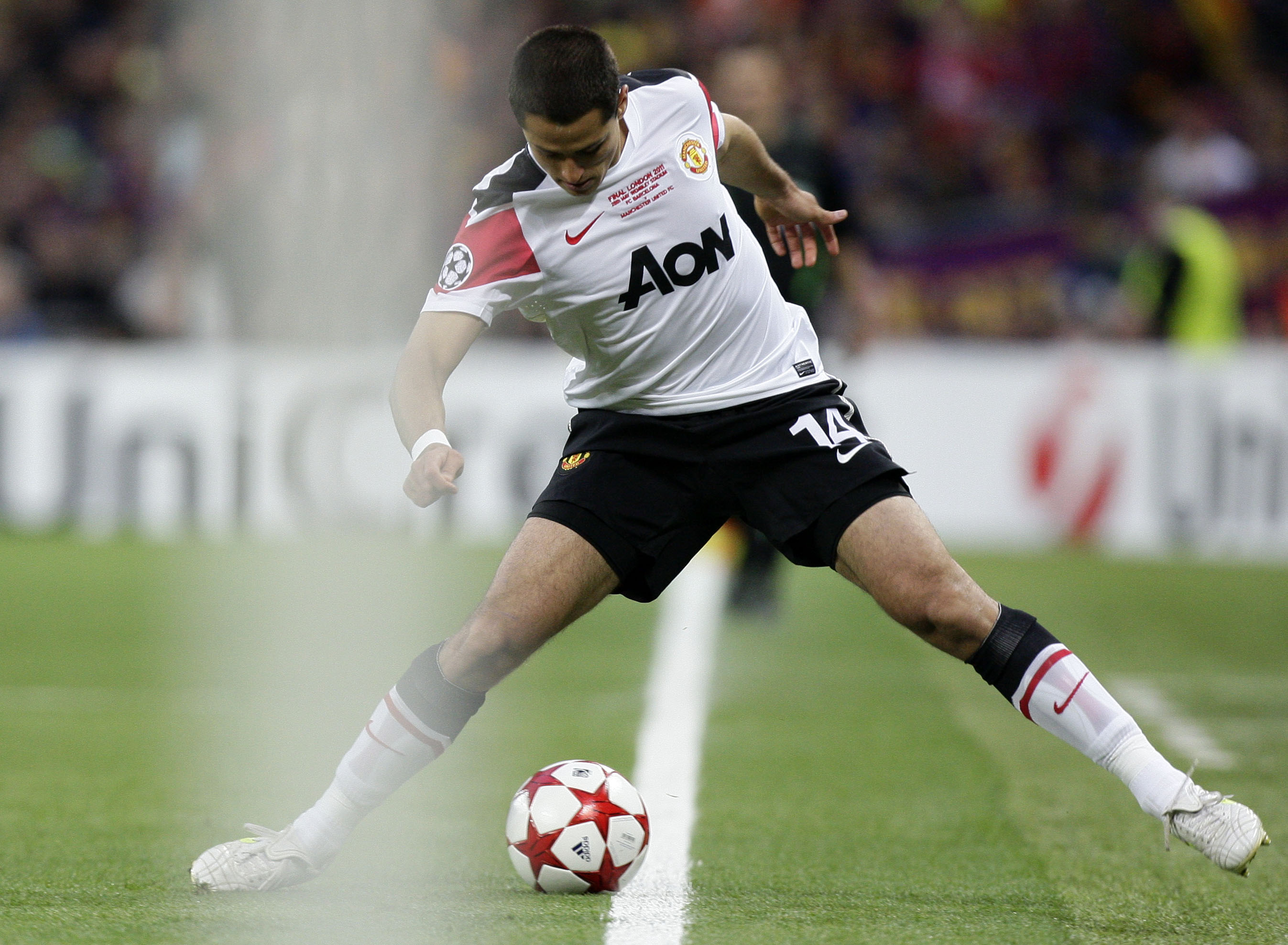 Javier Hernandez kontrollerar bollen. Javier Hernandez kontrollerar bollen.