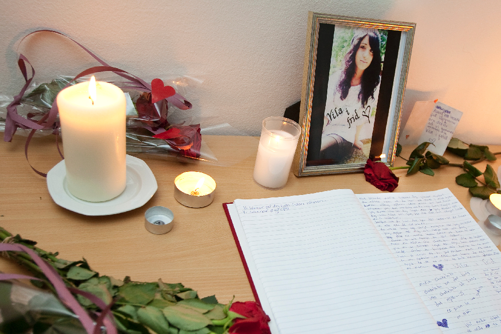 19-åriga Maria levde under både hot och förföljelse. Den 23 april hittades hon död på Kapellgatan i Landskrona.