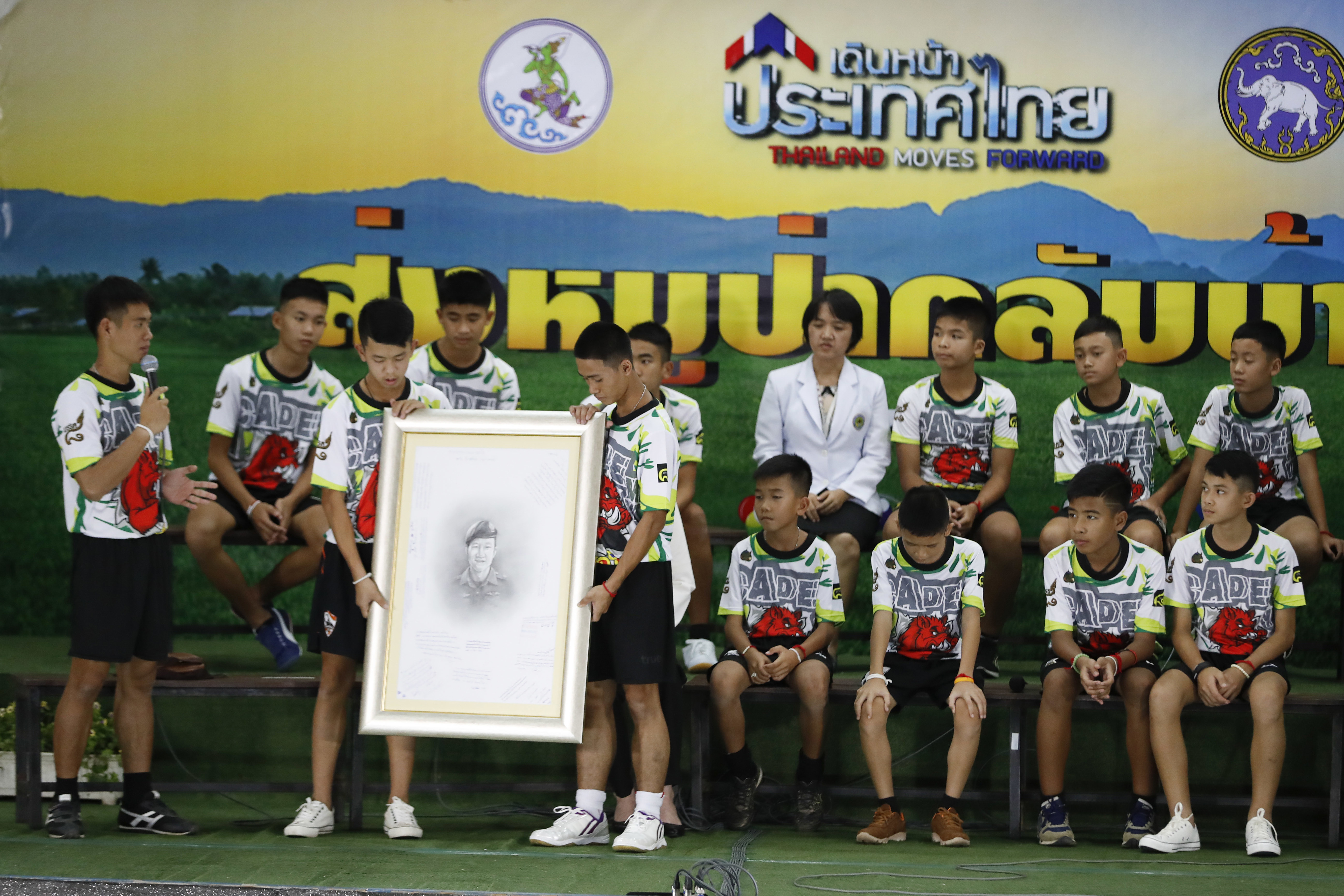 Thailändska fotbollslaget var på pressträff. Thailändska fotbollslaget var på pressträff.