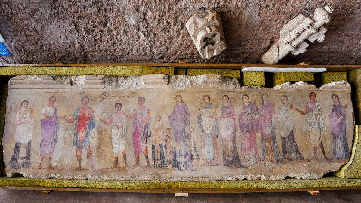En odaterad bit av en väggmålning som föreställer gudar och kvinnliga figurer var ett av de 750 arkeologiska fynden från hemliga utgrävningar på italienskt territorium som visades upp under en presskonferens i Rom på onsdagen.