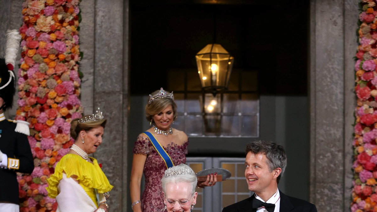 Drottning Margrethe av Danmark anlände tillsammans med kronprins Frederik av Danmark.