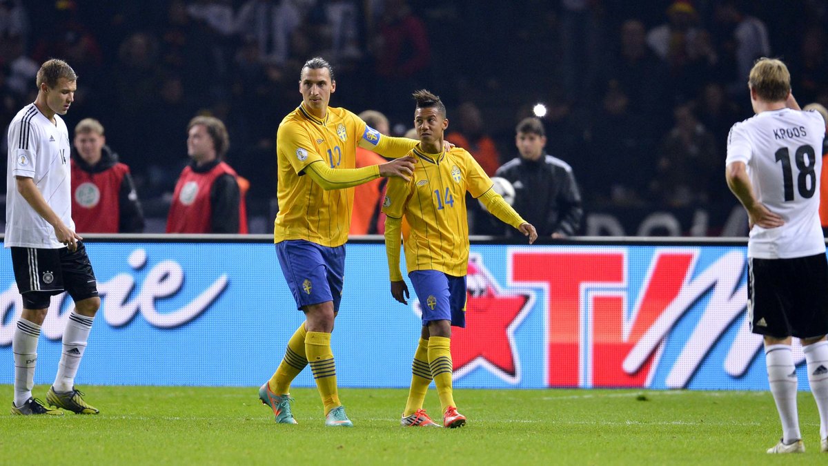 Tobias Sana tröstades av Zlatan efter sin missade målchans.