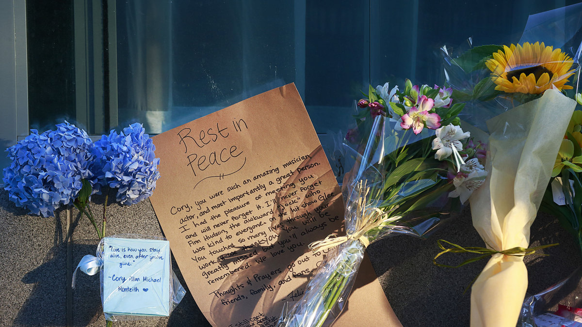 Efter nyheten om dödsfallet lämnade fans blommor utanför hotellet där stjärnan hittades. 
