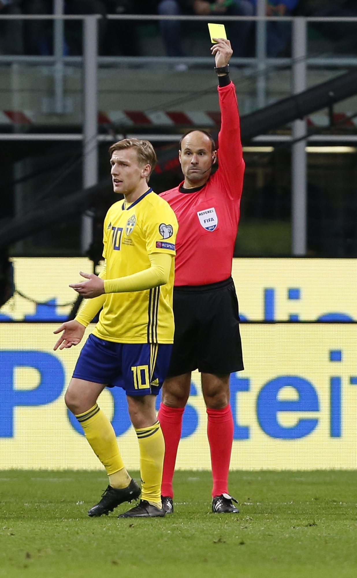 Emil Forsberg fick gult kort efter att han reagerat på att Sverige inte fick straff. Emil Forsberg fick gult kort efter att han reagerat på att Sverige inte fick straff.