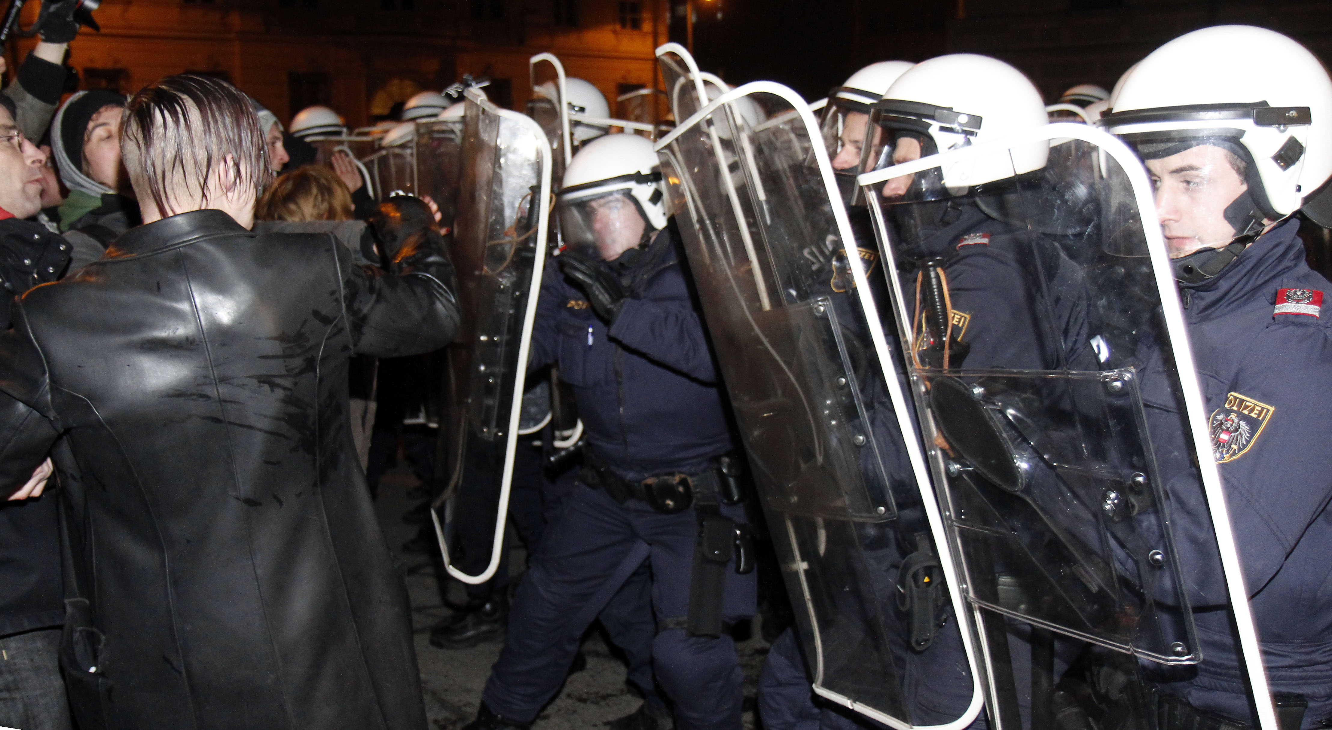 Polis fick stoppa demonstranterna.