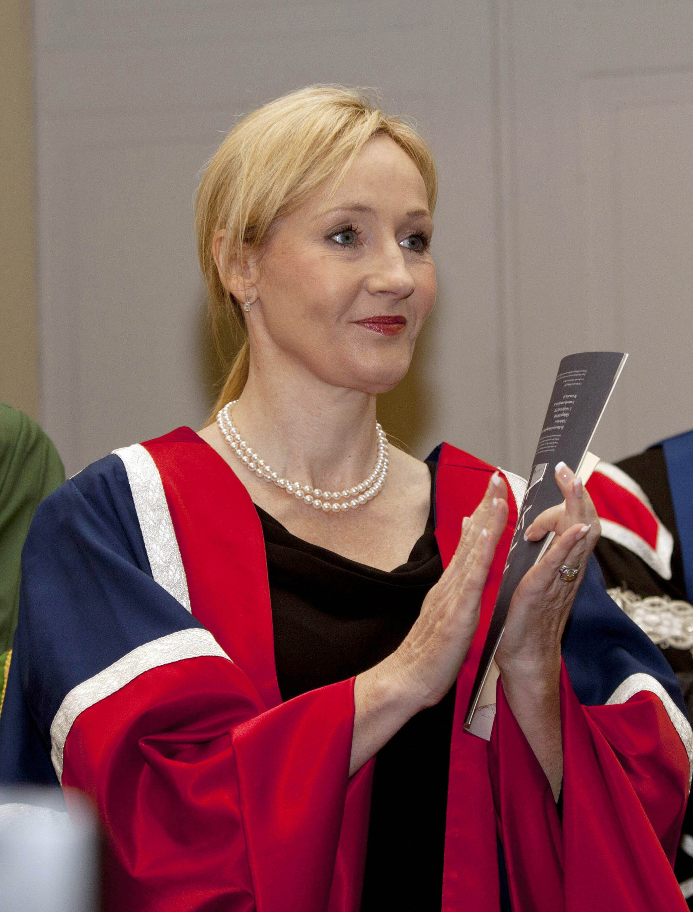 Innan J.K Rowling blev känd för sina böcker levde hon som ensamstående mamma och fick försörja familjen med bidrag. Innan J.K Rowling blev känd för sina böcker levde hon som ensamstående mamma och fick försörja familjen med bidrag.