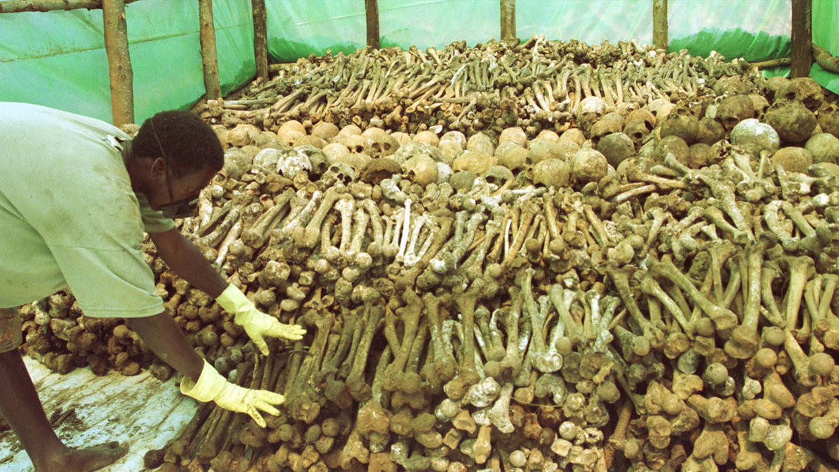 Här kroppsdelar från en massgrav i Rwanda.