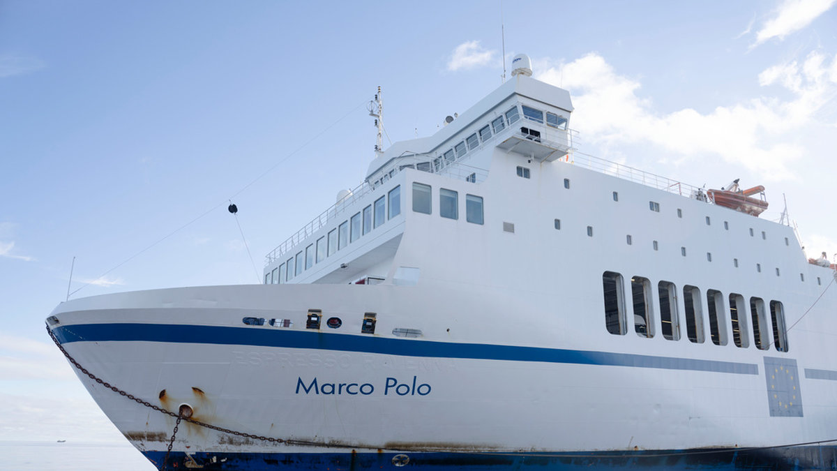 HÖRVIK 231101 Bärgningen av den grundstötta färjan Marco Polo inleddes under onsdagen. Foto: Ola Torkelsson / TT / Kod: 75777